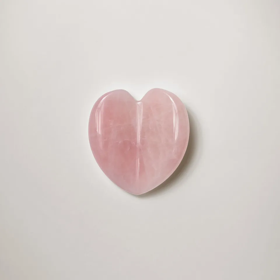 Kora Organics Wellness Tools Rose Quartz Heart Gesichtsroller 1 Stk